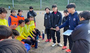 分かりやすい言葉 意識して／京都翔英高サッカー部員が少年団を指揮