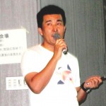 私たちの研究成果について、日本鳥学会にて口頭発表する筆者。発表時間は質疑応答を含めて15分。高名な先生方を前に発表するのは、心が張りつめて体がガチガチにかたくなってしまいます。