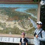 岩間寺の案内図の前で(左:松井優樹くん、右:筆者)