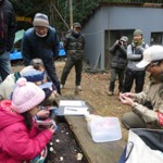 写真③ 鳥類標識調査の見学の様子