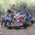 くぬぎ村のシンボル・竪穴式住居広場で記念撮影