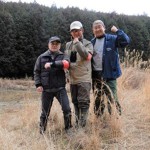 写真④ 相変わらず、泥だらけになって調査地をかけめぐっています(左から、岡井昭憲先生、筆者、中川宗孝先生)