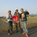 写真① 中川宗孝先生、竹内康先生、岡井昭憲先生、そして私の4人で巨椋池干拓地とその周辺で今年もケリの繁殖調査を実施