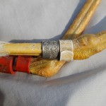 写真⑤ 金属足環の番号を確認