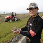 写真⑦ トラクターが通り過ぎるまで、巣と4つの卵を一時保管